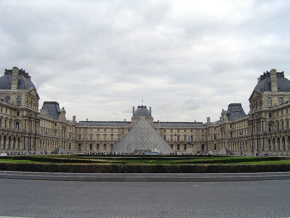 Louvre Museum  Un jour de plus à Paris