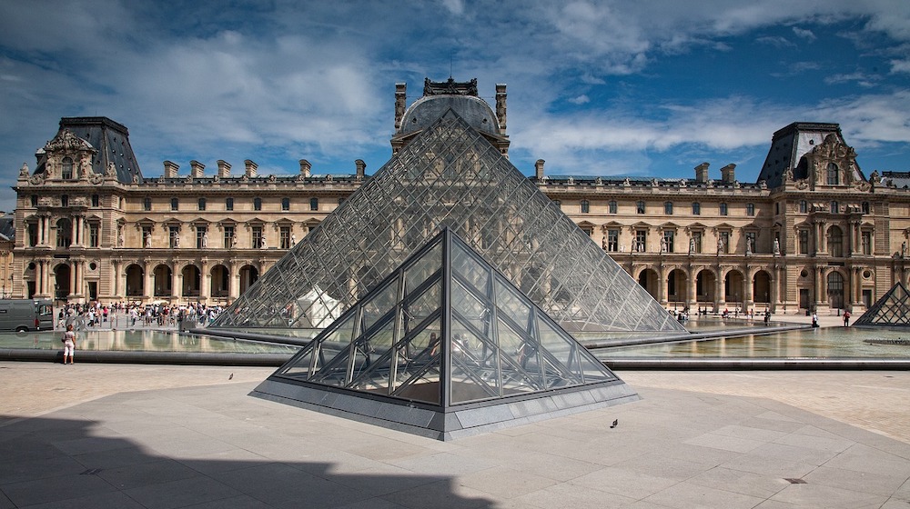 Unusual tour guide of the Louvre museum